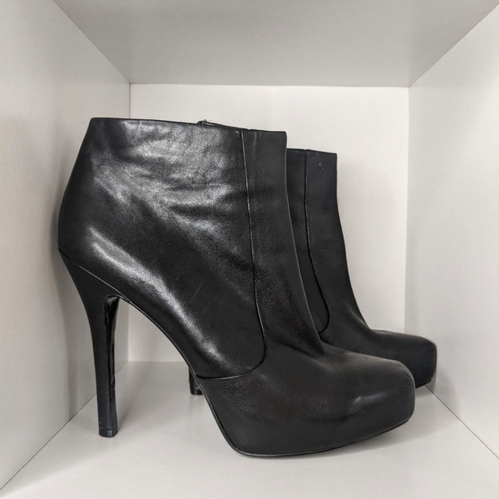 House of Harlow 1960 black stiletto leather ankle booties gold zipper